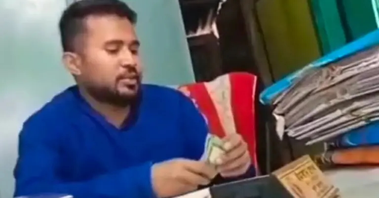 ঘুষ নেয়ার অভিযোগে ভূমি কর্মকর্তা বরখাস্ত